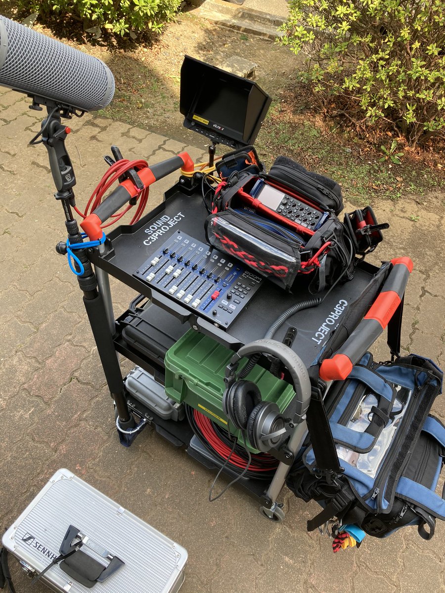 c3project's tweet image. CM、短編ドラマなんかのときは身軽な簡易カートながら映像もらいつつ録音できるようにしています。
とても機動性が高いので好評です。