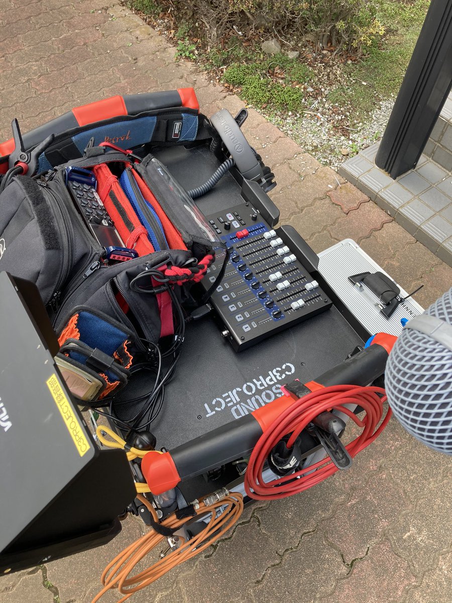 c3project's tweet image. CM、短編ドラマなんかのときは身軽な簡易カートながら映像もらいつつ録音できるようにしています。
とても機動性が高いので好評です。