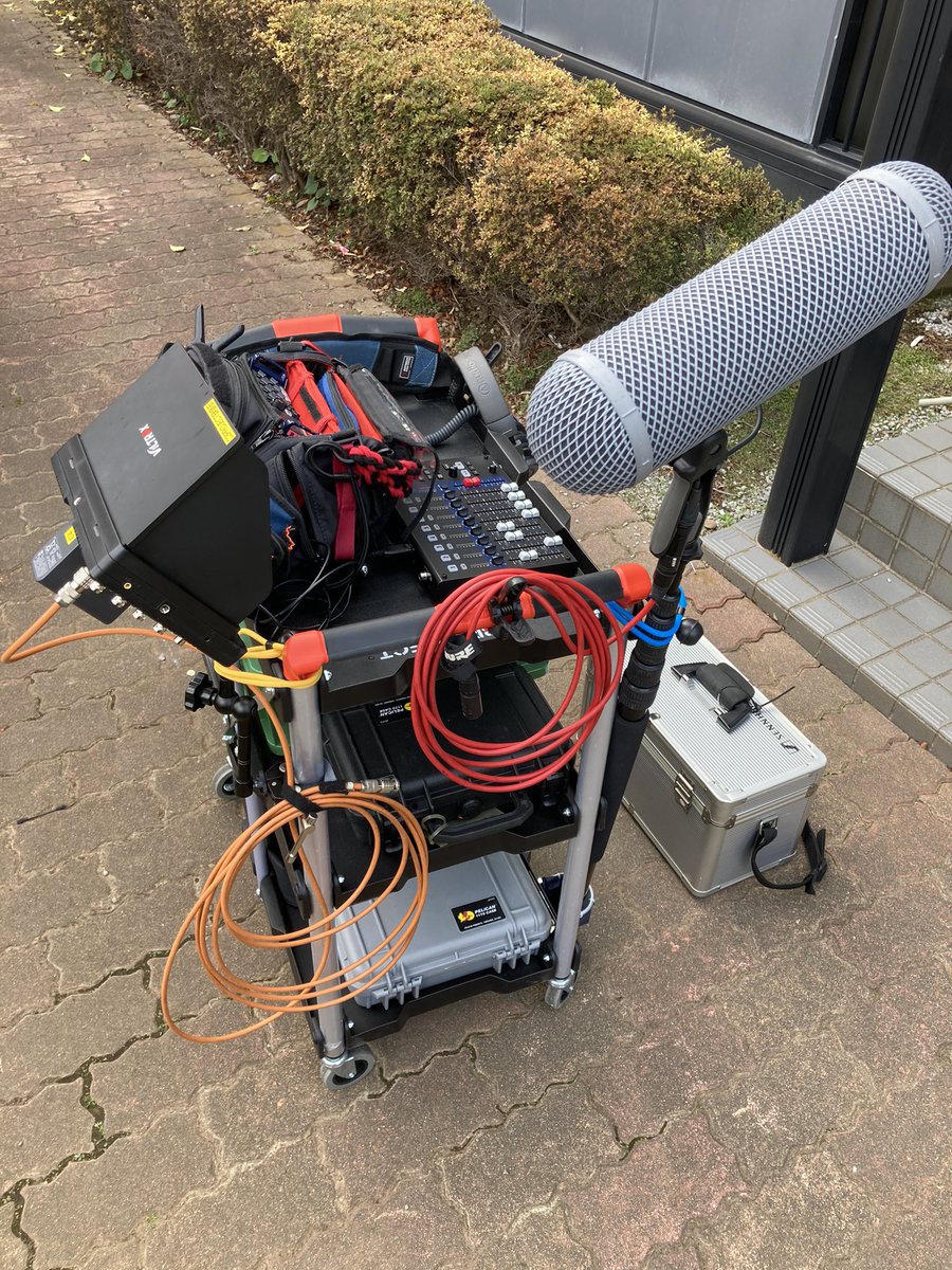 c3project's tweet image. CM、短編ドラマなんかのときは身軽な簡易カートながら映像もらいつつ録音できるようにしています。
とても機動性が高いので好評です。