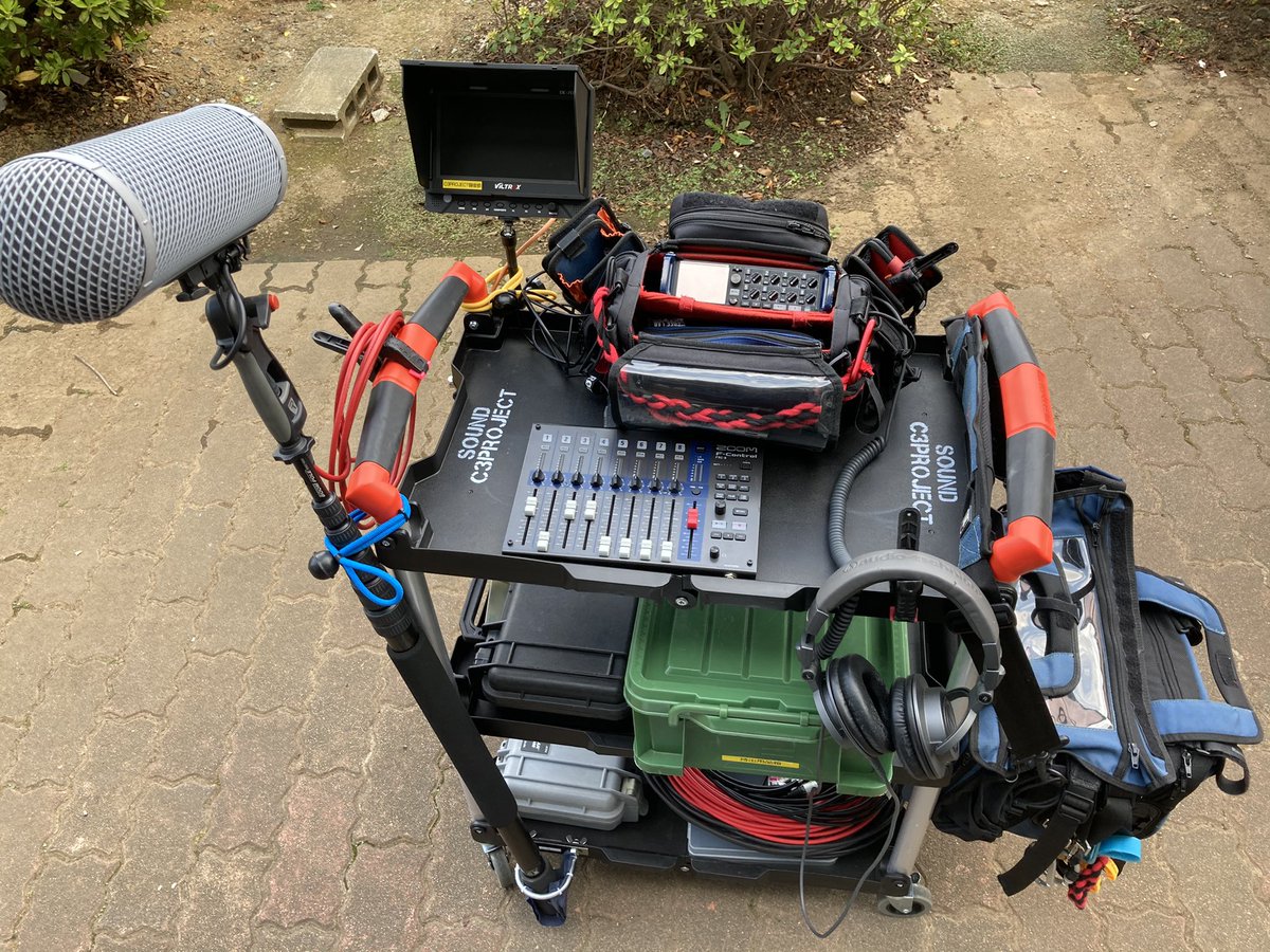 c3project's tweet image. CM、短編ドラマなんかのときは身軽な簡易カートながら映像もらいつつ録音できるようにしています。
とても機動性が高いので好評です。