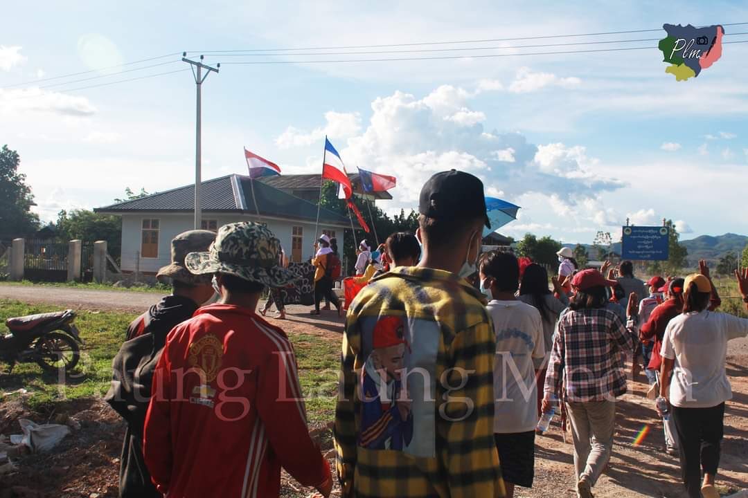The people of LOIKAW, Karenni (Kayah) State staged a protest against military dictatorship today morning despite the flight between Terrorists (Myanmar security forces) and People’s Defense Force. 

#May24Coup #WhatsHappeninglnMyanmar #MilkTeaAlliance