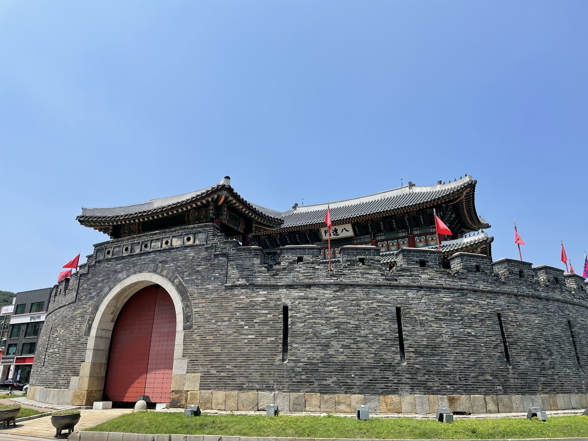 韓国旅行 コネスト 水原華城 スウォンファソン ソウル市の南 バスや地下鉄で約40分のところにある水原 スウォン で一番人気の名所 ソウルからの日帰り旅行で訪問した方も多いのでは 時代劇の撮影ロケも多く 城郭沿いの路地にはレストランや