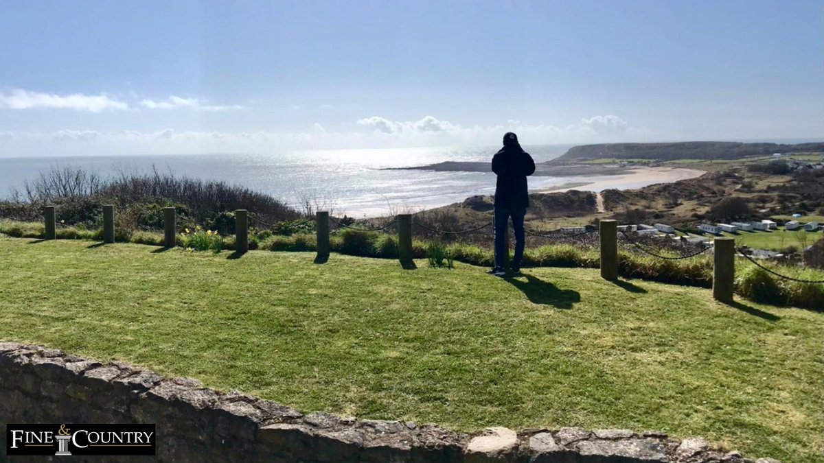 fine_swansea's tweet image. Our photographer from @werwecreate weCREATE in action!

This stunning view can be found at  
Castle Hill Cottage, a superb  4-bedroom home for sale in Horton &amp;gt;&amp;gt;ow.ly/i34x50ETe2L

Contact us for more details:
☎️01792 367301

#MondayMotivation