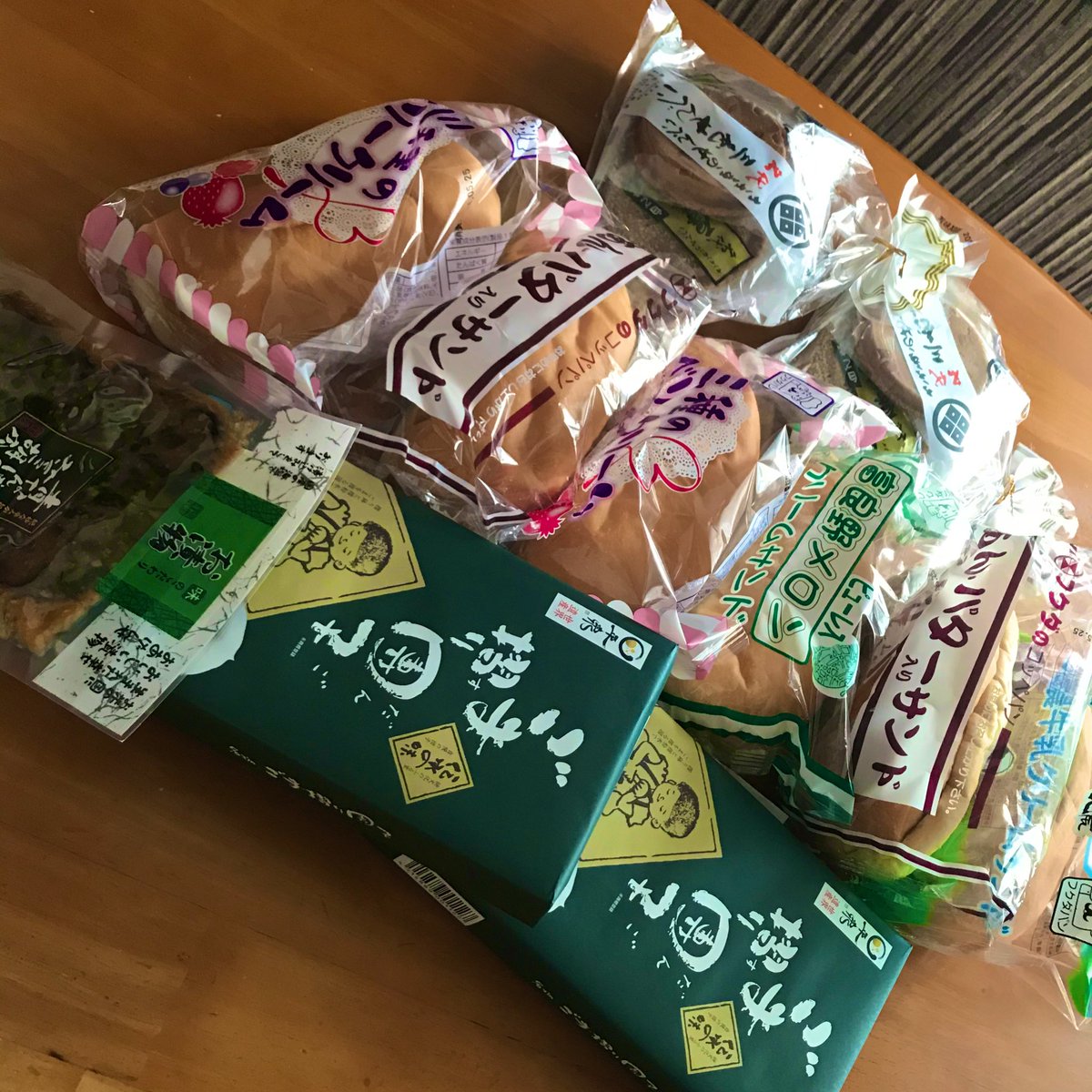 ken0412a13's tweet photo. 大宮駅に40分並んで福田パン買ってきた！
それにしても福田パンに100人くらい並ぶとは思わなかった笑 https://t.co/Gy1b9QCcjW
