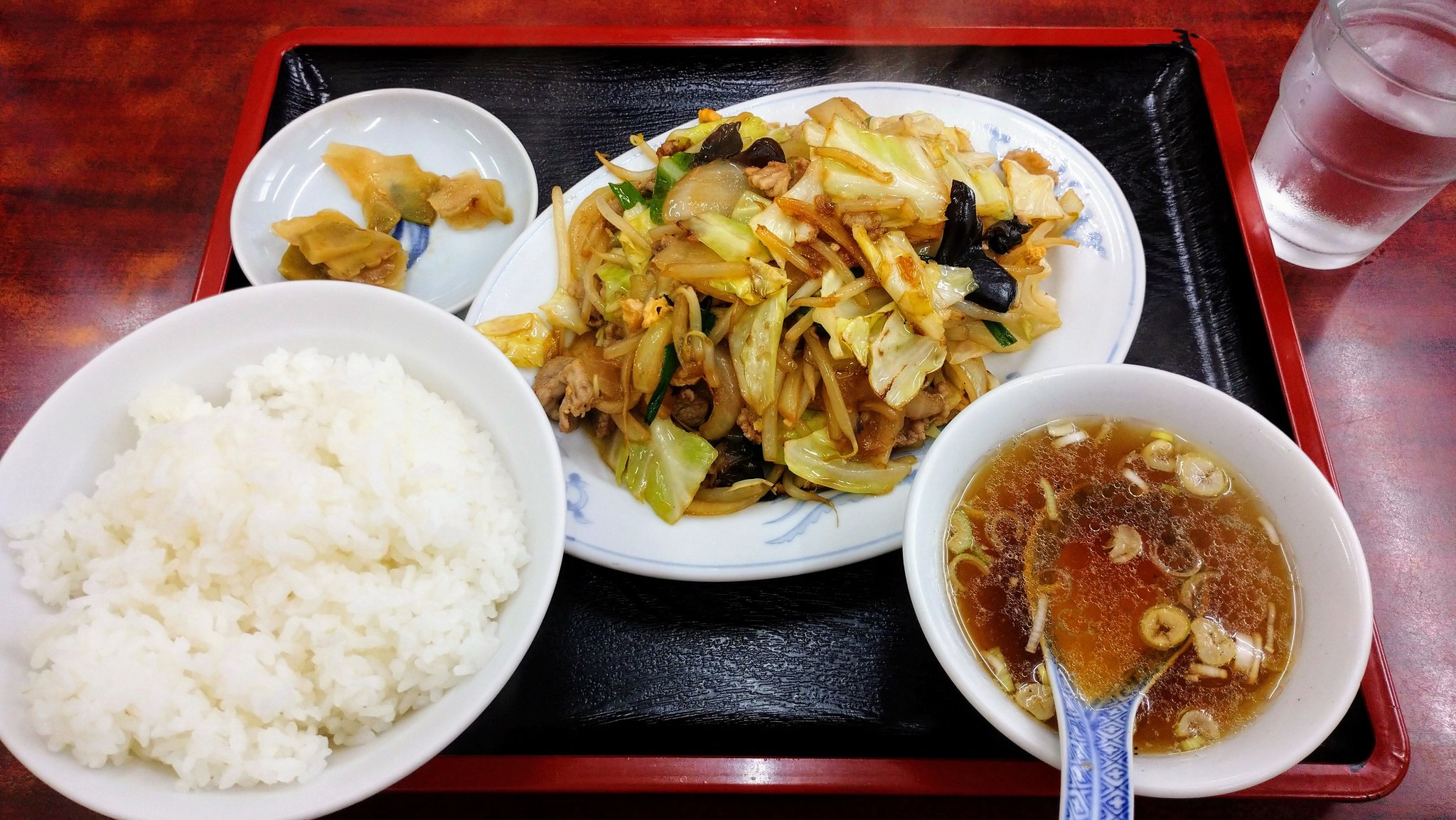 桂鷹治 Katsura Takaji 噺家 桜台 徳華飯店の肉野菜炒め定食 豚肉にキャベツ玉葱もやしニラ キクラゲと卵 まで入って 程よい火加減のシャキシャキ感 醤油風味のあっさりした塩味で 歯触りも小気味良く白いご飯が進む 嬉しい卵入り 厚めの豚肉に