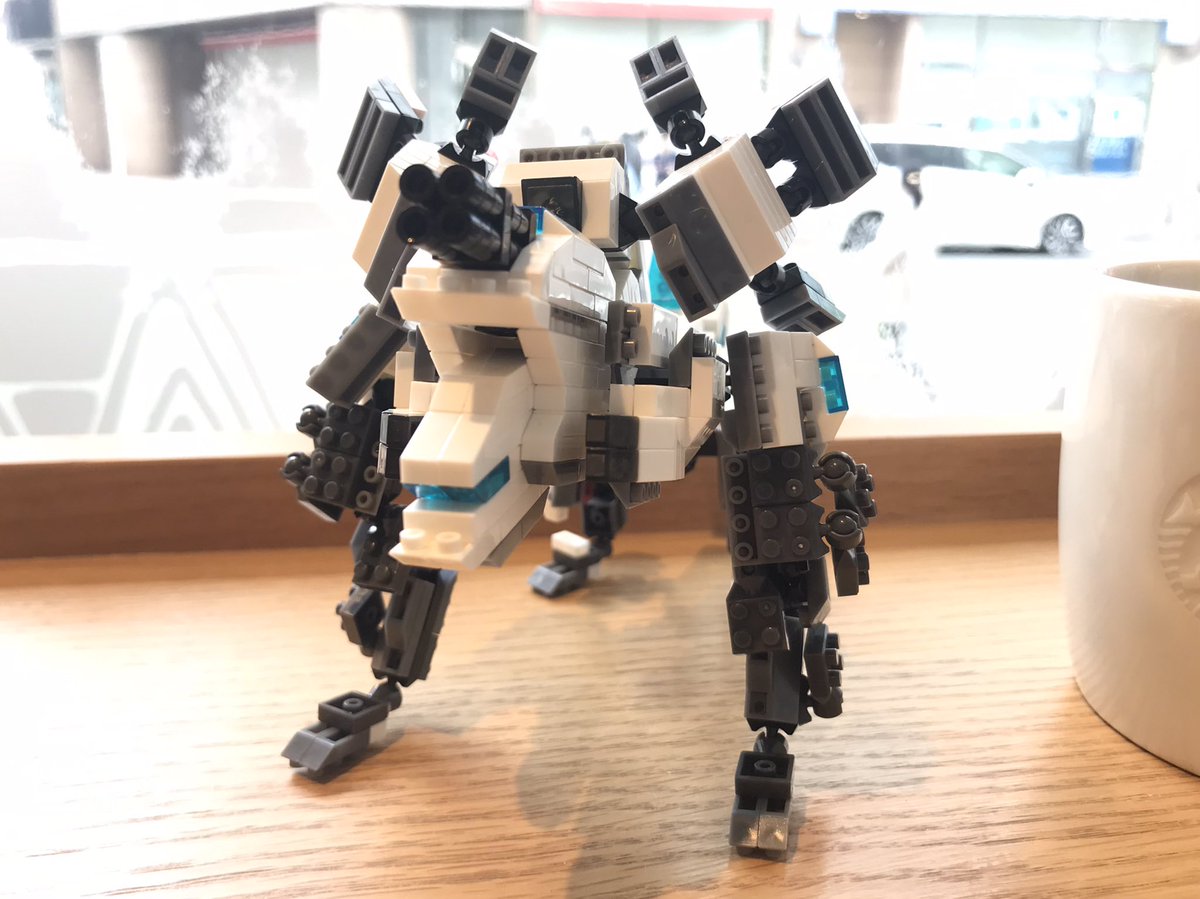 gohgoh_gohgoh's tweet image. やっとできました❗️頭周りの前足のバランス取るのに苦労しましたが、二足歩行砲台の経験が活きました😊下半身が少し華奢な気もしますが…メリハリで

#PETITBLOCKS
#DAISO
#ROBOTBUILDERS 
#ダイソー
#プチブロック
#ロボットビルダーズ
#スタバでプチブロック
#PB戦記