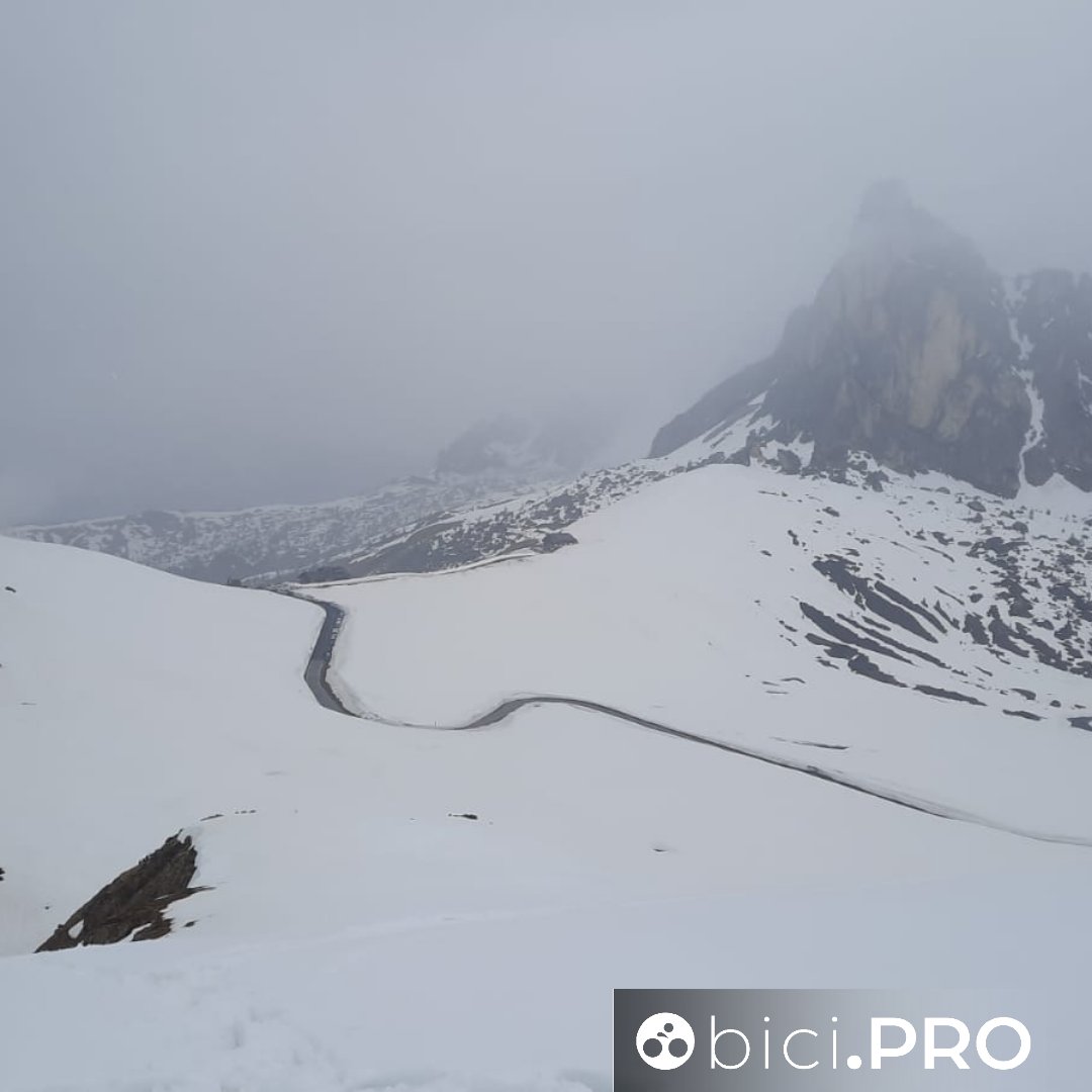 Passo Giau, 8,30 del mattino. Inizia a nevicare. Il <a href="/giroditalia/">Giro d'Italia</a> è previsto in cima fra le 16,30 e le 17,20. Seguono aggiornamenti.