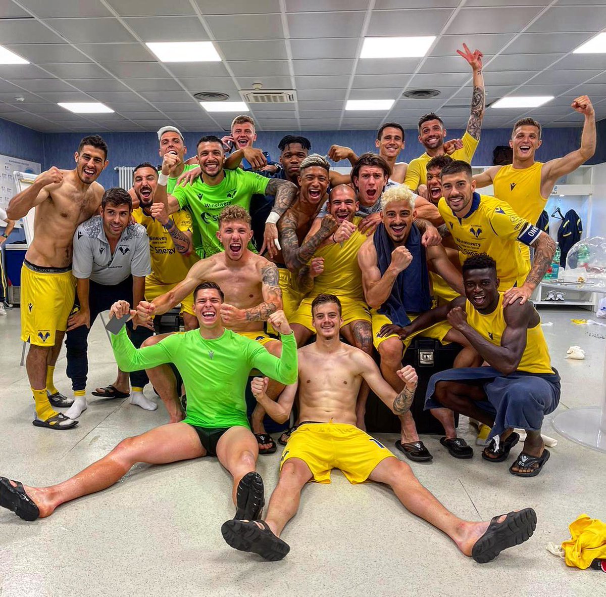 ParticipioPart's tweet photo. Premesso che non bisogna criticare il Verona perché si è giocato la partita, ma, semmai, il bologna perché non lo ha fatto, trovo una stonatura la festa negli spogliatoi degli scaligeri.
Sembrava che, più di aver ottenuto un punto, avessero raggiunto un obiettivo. https://t.co/ClJLCdr7f9