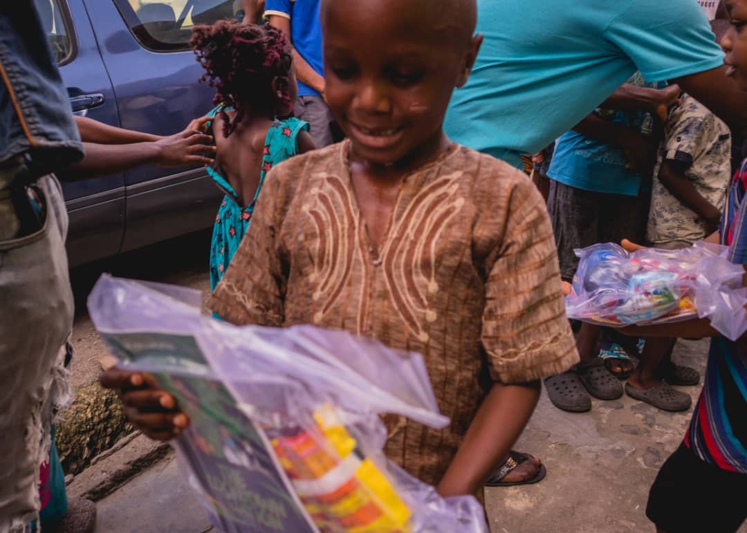 IbkSports's tweet photo. The 2020 @fab5ng Lockdown Edition was unique and its partnership with @indomieNigeria @foodclique Palliatives with Comic books were distributed to Communities in Lagos State, Thanks
@hotkidfire_ @bolajokofadipe @STinubu

@thelssc
@MyFCMB

#fab5story
#MyBankAndI
#IndomieRepUrTeam https://t.co/untngZKNDj