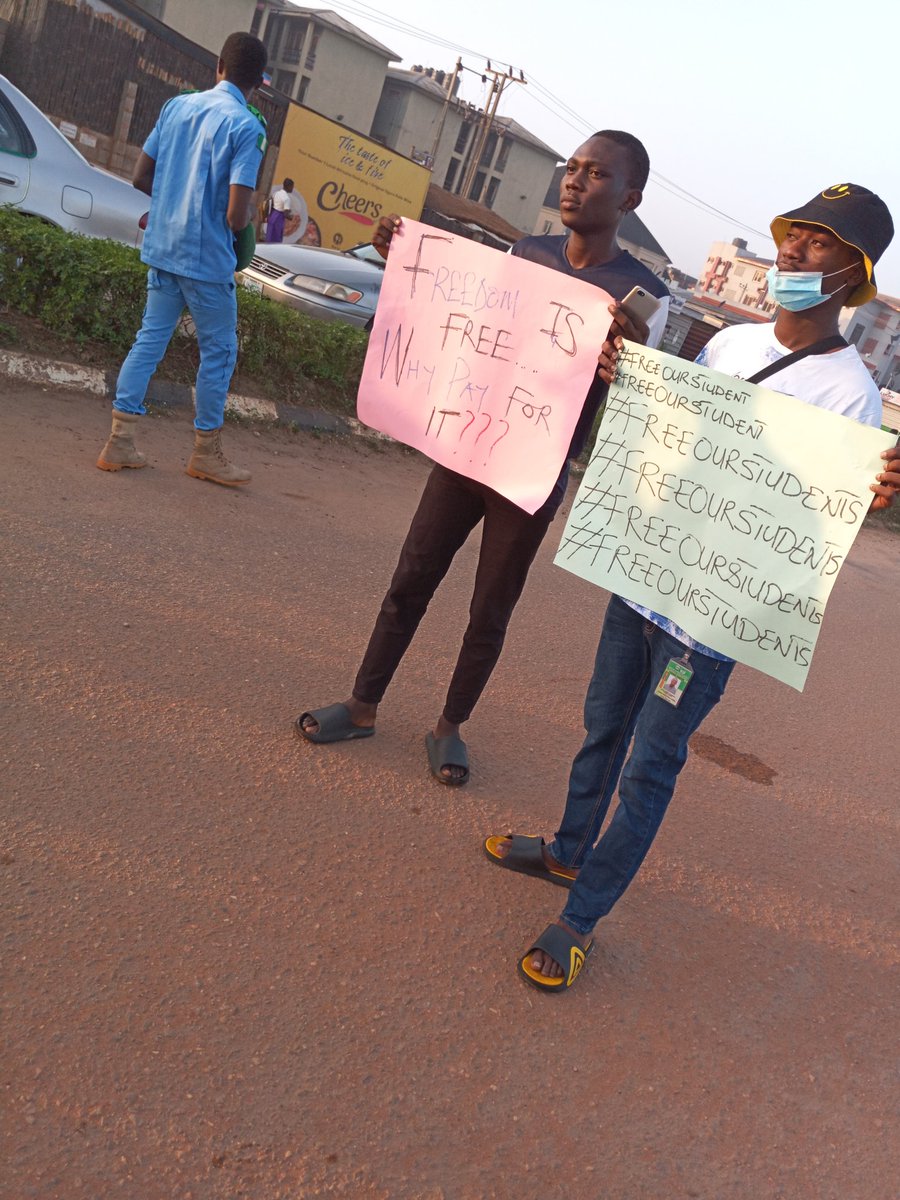 This__bilal's tweet photo. #freeourSTUDENTS
#freeathanielolayinka
#freeFUNAABite
Kidnappers dey choke us...😑 https://t.co/pxTYNlI9Dq