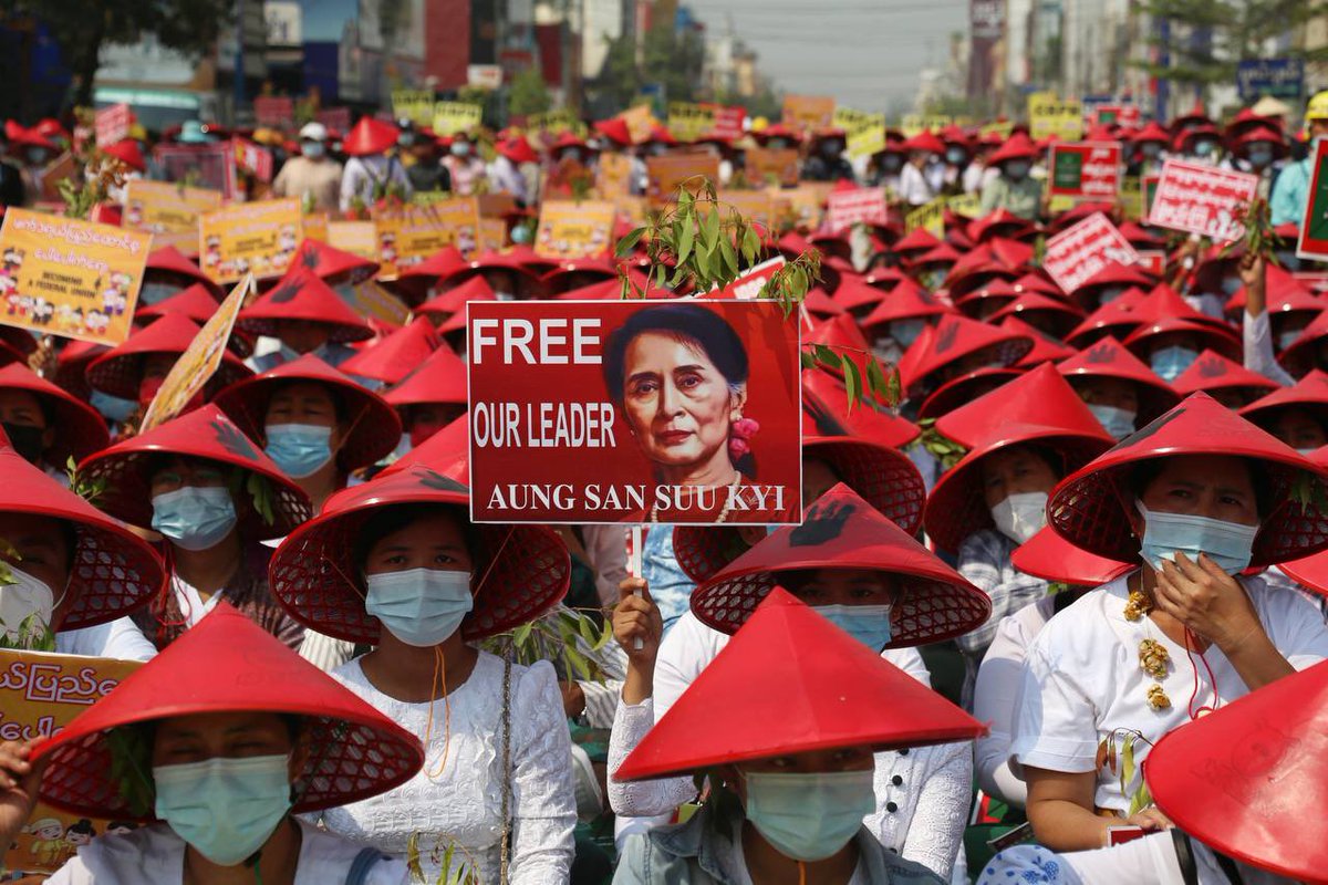 SC DawAungSanSuuKyi appeared in person at a court for first time since she was detained nearly 4 months in NayPyiTaw &amp; told her lawyer that “NLD was founded for the people &amp; it will be existing as long as these people are there” #WhatsHappeningInMyanmar