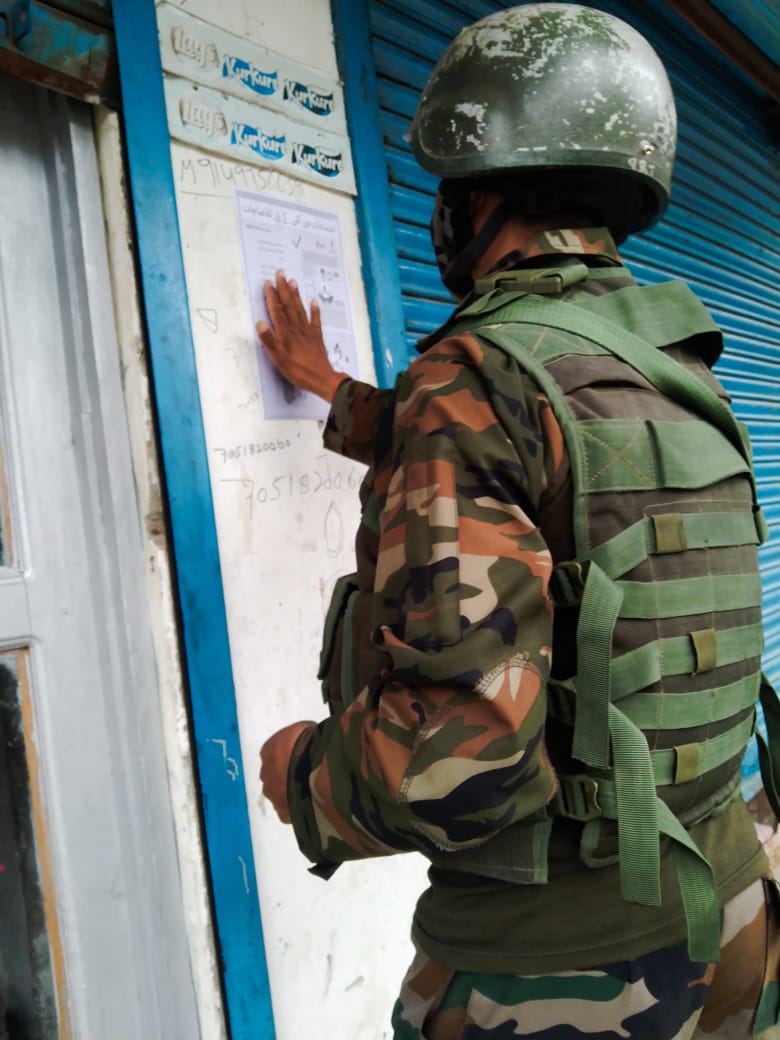 Rifa_e_Aam's tweet photo. #IndianArmyForAwaam reached out to the locals of #Kalantrapayeen #watargam to spread awareness on #coronavirus and assist them in the #FightAgainstCOVID19 #posters were pasted at important places in the villages. #KashmirFightsCovid #IndiaFightsCOVID19 https://t.co/XmUXMA2XpK