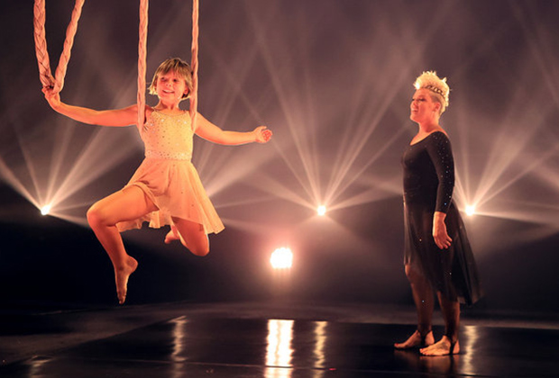 US4PINK's tweet photo. ICYMI - 

P!NK: Icon Performance - 2021 Billboard Music Awards with daughter Willow and more..

https://t.co/5qUASCA9RR via @YouTube https://t.co/rSxJFVEWee