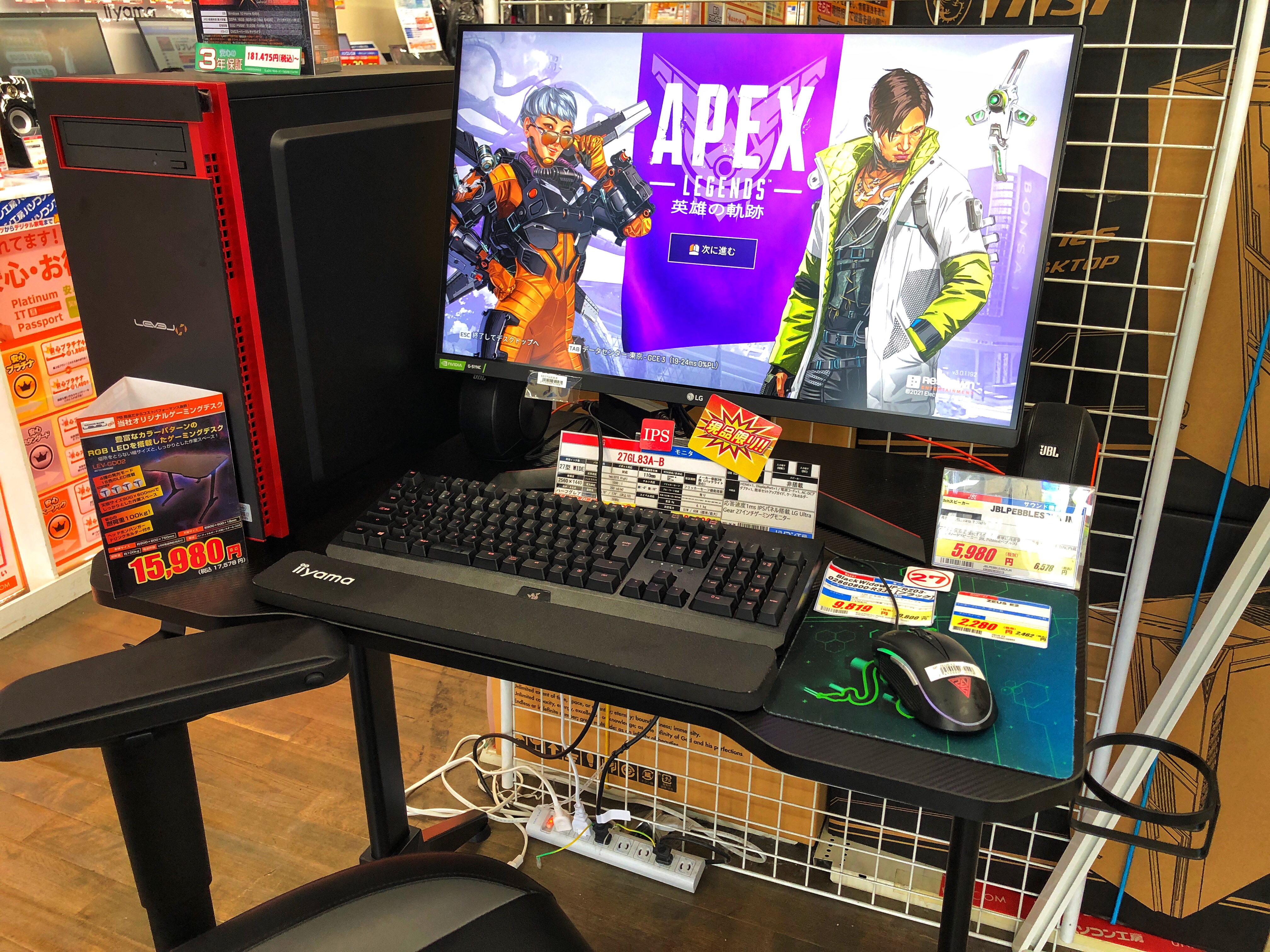 パソコン工房 富山店 光るゲーミングデスクの省スペースモデルが入荷しました カーボン風の処理なので ゲーム中の反射も少なめで 使いやすくカッコイイ Ledも裏側配置なので 邪魔になりません 店頭展示をご用意いたしましたので 是非店頭でご確認