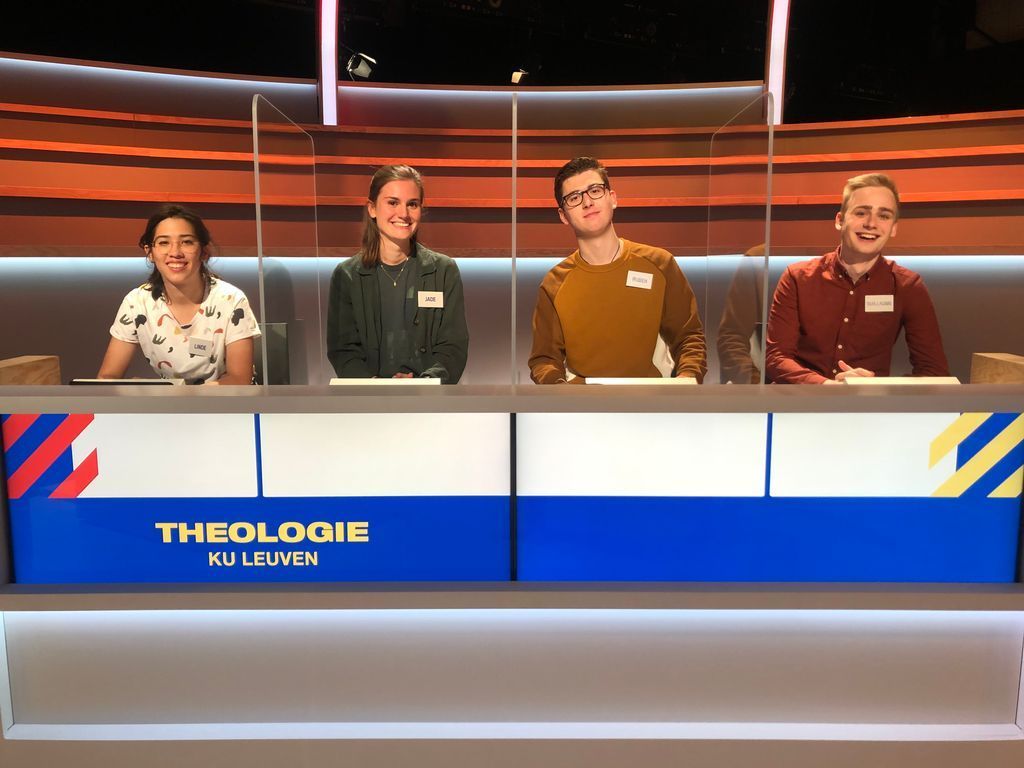 Vanavond rond 21u25 strijdt een team van 4 studenten van onze Faculteit om een plaats in de kwartfinale van de Campus cup op @een. Hun tegenstanders zijn een team van de opleiding Chemie <a href="/UAntwerpen/">UAntwerpen</a>. We wensen hen alvast veel succes! #CampusCup