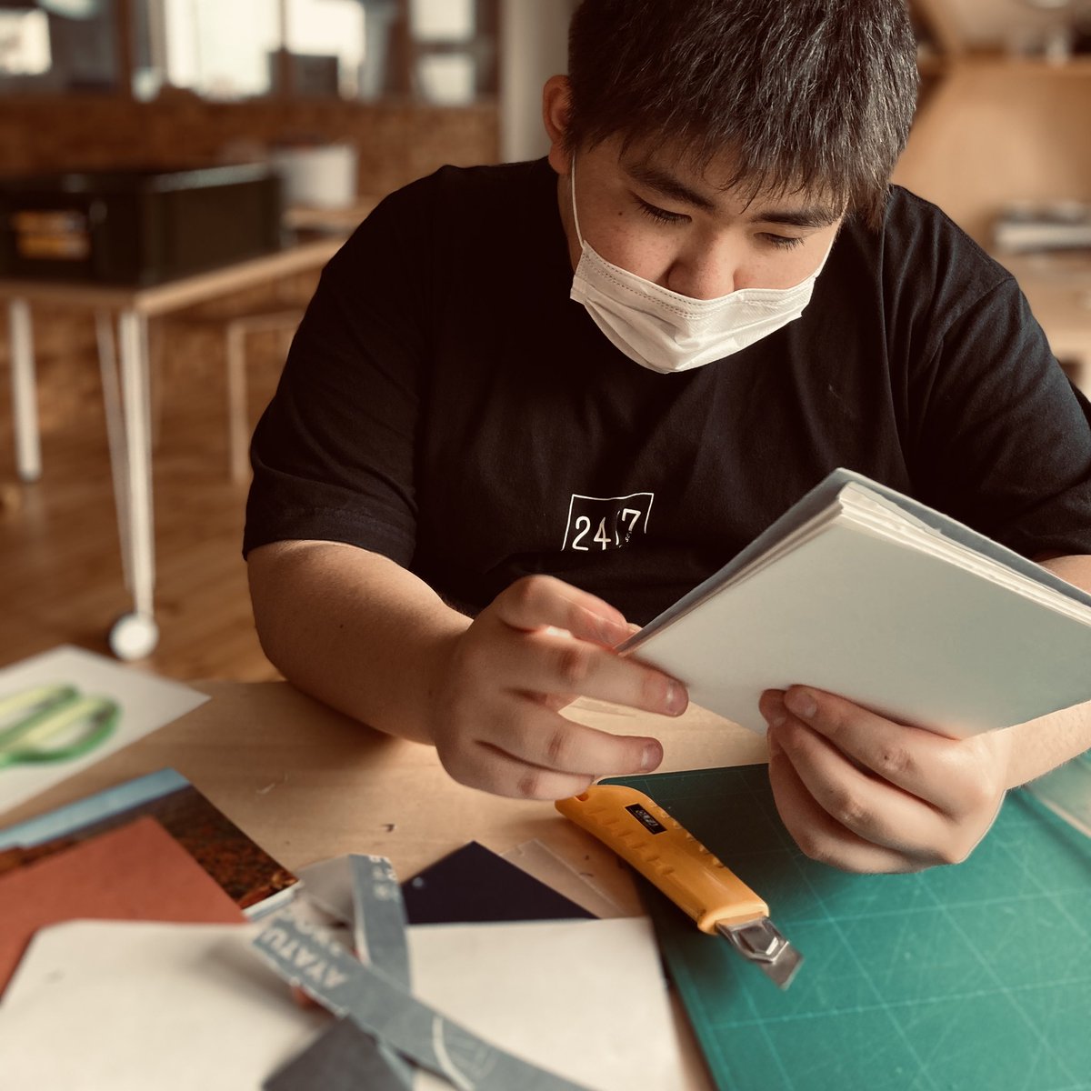 MSTmiddleschool's tweet photo. #MSTeucalyptus students deep in #flow creating hand-bound books. Each one as unique as the #adolescent making it. #WeAreMST #MSTcreativity #Montessori https://t.co/agFWXpj0fk