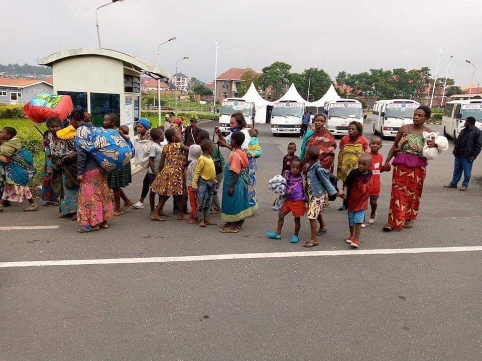 colette_tshomba's tweet photo. #RDC |#GOMA | #Solidarité 
Toutes mes pensées vont vers la population de Goma. J’exhorte à davantage de solidarité avec nos compatriotes. Nous sommes de tout cœur avec vous !
Je vous souhaite un Excellent début de semaine !
#CTN https://t.co/0wltX2lPvQ