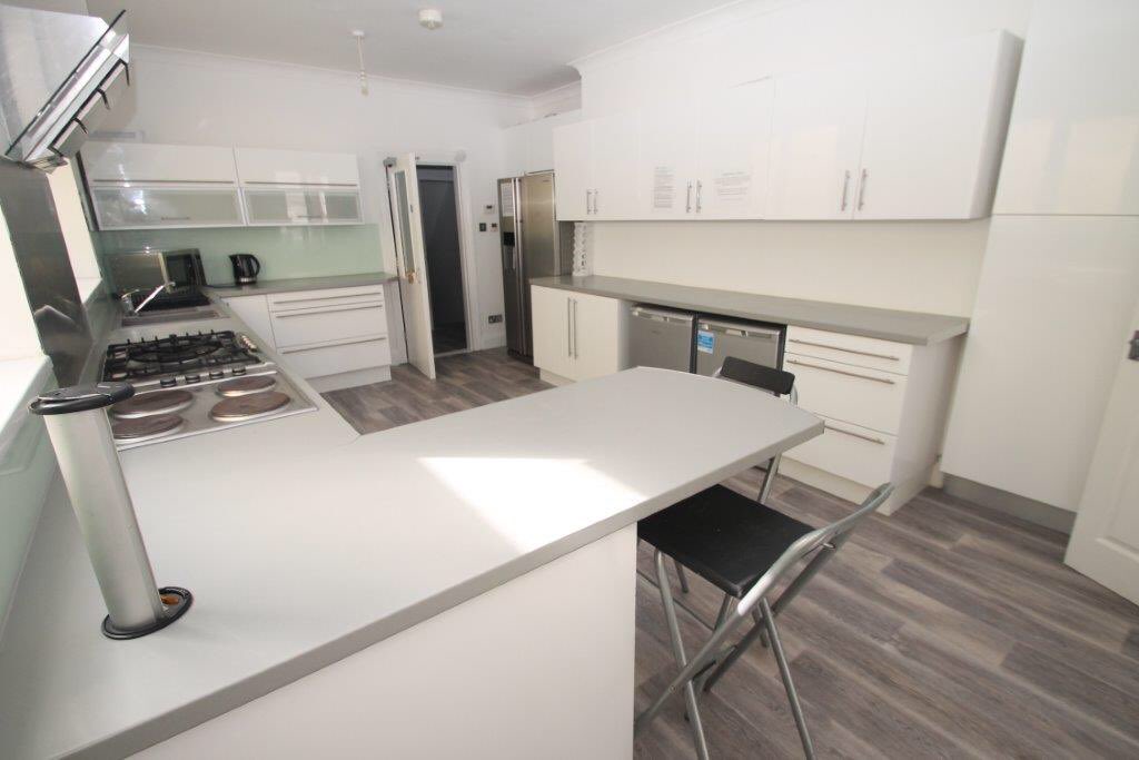 studentlifelets's tweet photo. ❗️3 ROOMS LEFT❗️
 
This outstanding 8 bed property is being let to individuals giving you the perfect opportunity to meet new people! 

To book a viewing, send an email to hello@studentlifelettings.co.uk and quote 2 Beechwood
 
#plymouth #studyinUK 
 
https://t.co/NFtvscmzDN https://t.co/lDFLIt7949