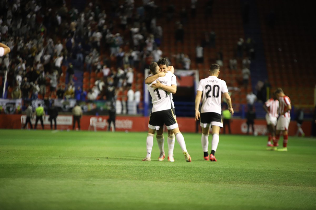Ralarcon_11's tweet photo. Se lo merece la ciudad, se lo merece el club, los aficionados y esta pedazo de plantilla!!! SOMOS DE SEGUNDA!! @Burgos_CF 🤍🖤 @LaLiga 👋🏽 https://t.co/End7pEdYij