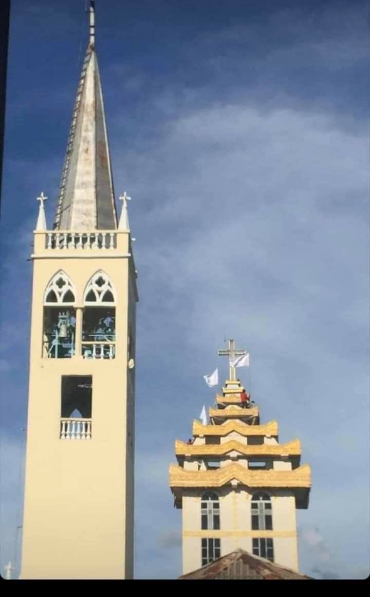 nslwin's tweet photo. Karenni (Kayah) State:

Churches in Karenni State are flying WHITE FLAGS. But MAL-led SAC Terrorist Group doesn't under human language. Thousands of CHILDREN, WOMEN &amp; ELDERLY refugees taking refuge in the Churches are at high risk.

#May24Coup #WhatsHappeningInMyanmar https://t.co/PebsSrxaza