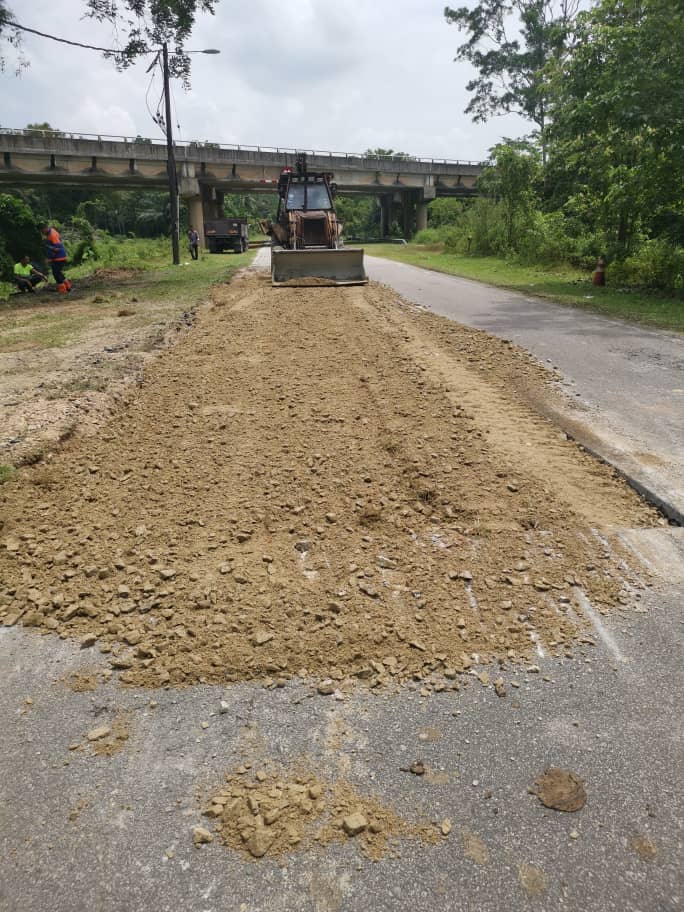 JKRDungun's tweet photo. Notis Pemakluman:-
Kerja - kerja membaiki semula struktur jalan (Regulate &amp; Overlay) di Jalan Padang Ping, Dungun, Terengganu.

PATUHI ARAHAN LALULINTAS. KESULITAN AMAT DIKESALI

#TogetherWeDeliver

@JKRTerengganu @yusufghani200 
@AlAzhar_JKR 
@noorulasliza @zulfazimie90 https://t.co/IEH32xYSxi