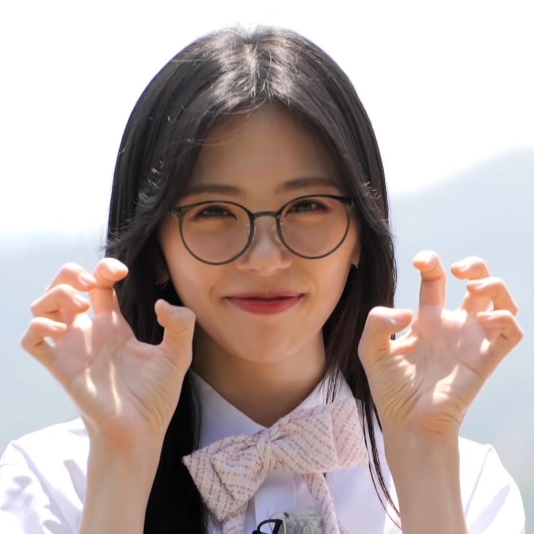 jiukookthinker's tweet photo. PLEASE SHE'S SO TINY https://t.co/0kYF8v94Zr