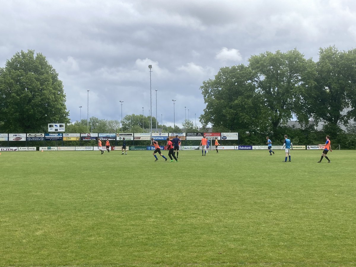 toonkerkhoferp's tweet photo. Er was jl zondag weer sportieve activiteit op het sportpark. Lange tijd was
het sportpark aan Den Uil op zondag leeg. De versoepelingen laten weer enig
voetbal toe. #RKVV Erp pakte gelijk de draad op door in de ochtend met de
27+ te trainen en ‘smiddags een hussulcuptoernooi. https://t.co/2QZ5OoJ8eP