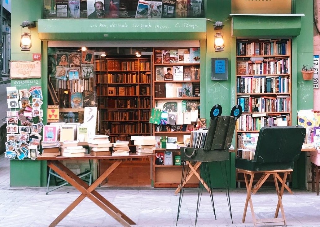 bibliyofileyla's tweet photo. Saatlerce kitapçıda dolaşmak, kitap kapaklarını incelemek, arka kapak yazısını okumak, sayfaları açıp okumaya başlamak, hangisini alacağına karar veremeyip bir kucak dolusu kitapla çıkmak... Ahh ne çok özledim 😌 https://t.co/mjBskSx1GI