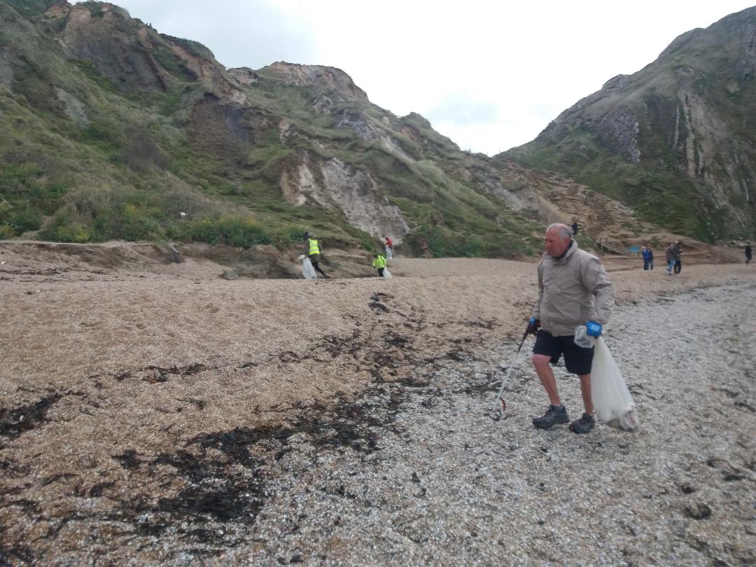Thanks to all the amazing volunteers who came out for the #greatdorsetbeachclean21 at Lulworth Cove and Durdle Door 

<a href="/LulworthRangers/">Lulworth Rangers</a> 

•
•
•

#beachclean #respectcollectprotect #litter #dorset