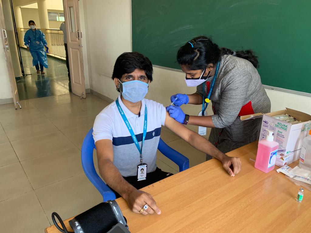 CapgeminiIndia's tweet photo. As a part of our L.I.F.E. program, we, at Capgemini India, are ensuring all our employees get vaccinated. To pursue this, we are conducting massive #COVID19 vaccinations drives at both on &amp; off-premises through our partner hospitals. Here's a snapshot! #StrongerTogether https://t.co/7rvVJeDRUO