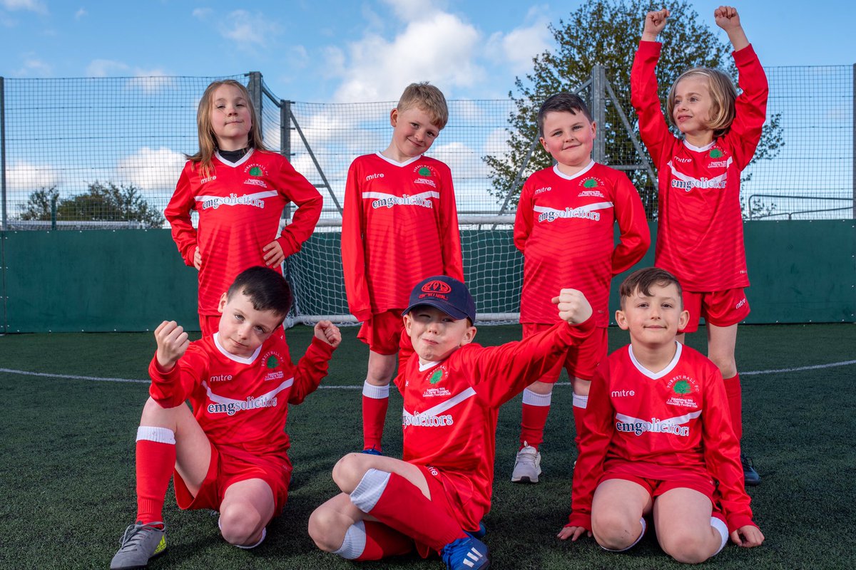How proud do our U7’s look in their new kit? 🤩thanks @EMGSolicitors for their very generous sponsorship and special thanks to <a href="/LRSPhotography/">Laurence Sweeney</a> for the great pics! 🔴🌳🔴🌳🔴⚽️@FootballGrf <a href="/nfleagues/">Northumberland Football Leagues</a>
