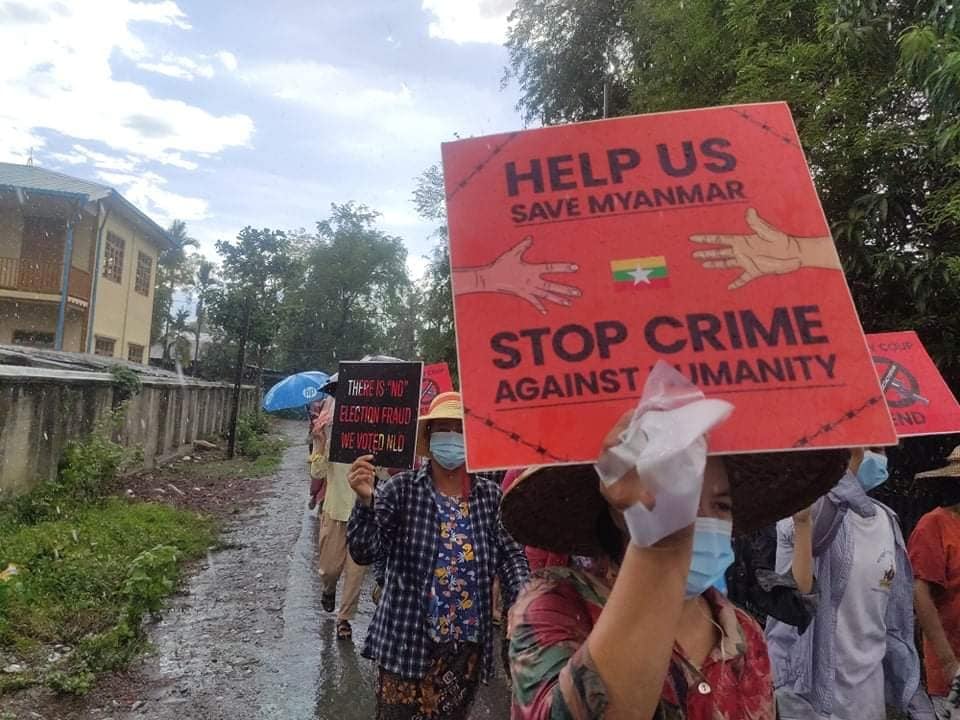 Myanmar_Now_Eng's tweet photo. Dark skies and bad weather did not deter these anti-coup protesters in Kale, Sagaing, from organising a flash protest today (May 24) against Myanmar’s military junta. 

#WhatsHappeningInMyanmar https://t.co/UYiQ76Fn73