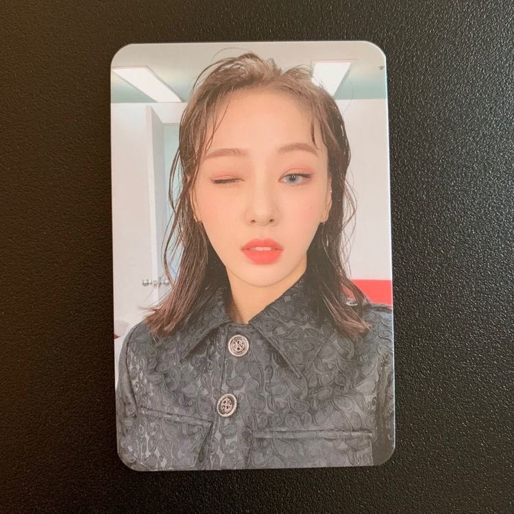 LOONA Yves アルバム B Ver. トレカ CD photocard YVES LOONA -LOOP -I DID OFFICIAL PHOTOCARD -KTOWN -SOUNDWAVE