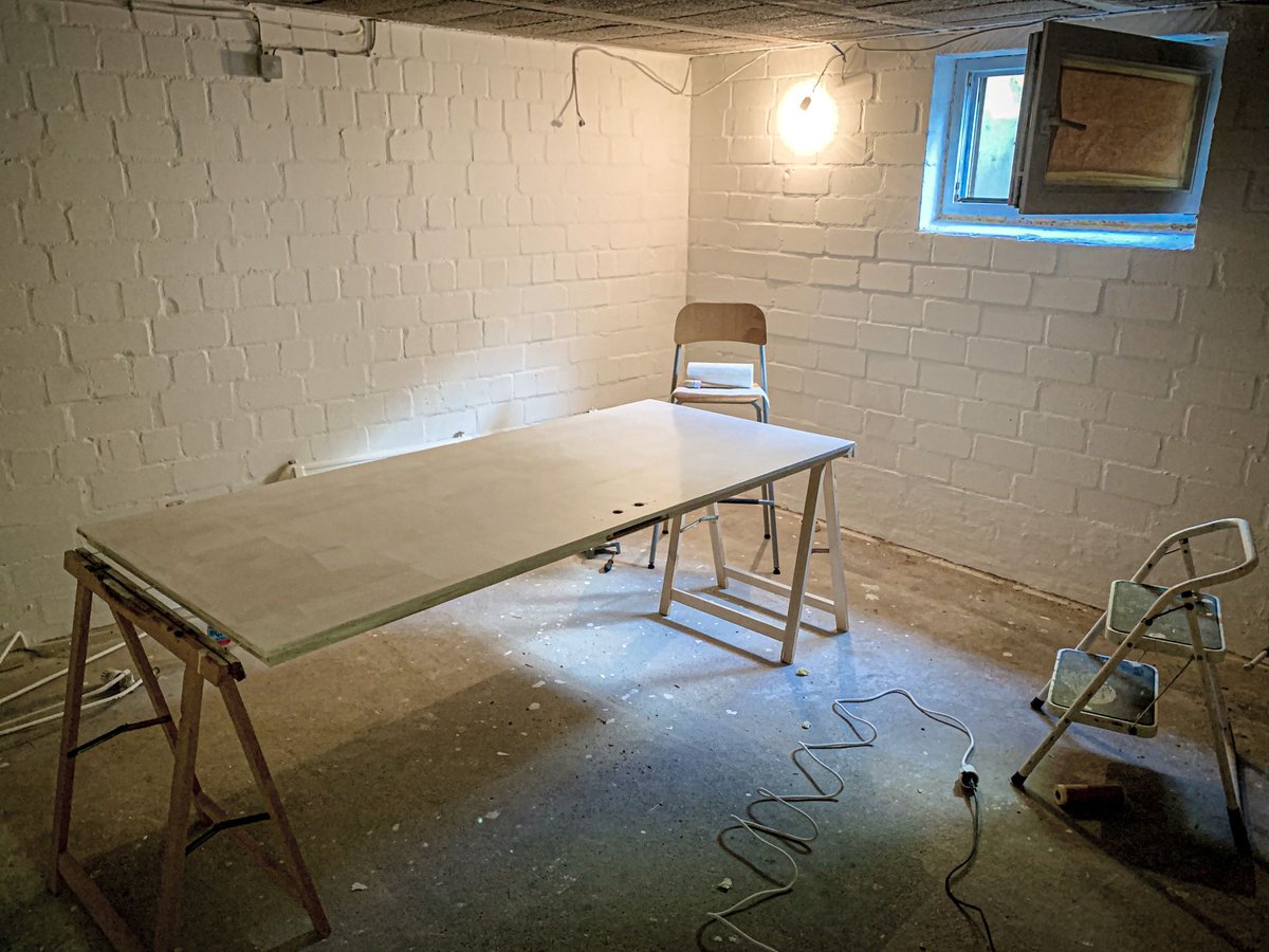 SpikeEnte's tweet photo. Weiß ist dann doch schöner als Gelb/Braun 😅 Am Donnerstag geht es los ✊🏻

#homeoffice #mancave #gameroom #twitchde #streamer #kellerkind #umbau #upcycle https://t.co/F91D8Q8PUI