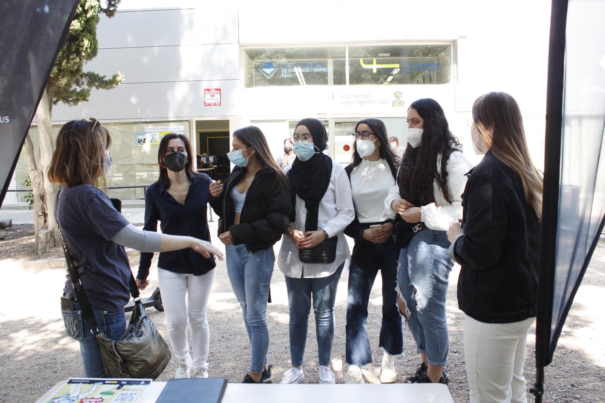 Mas_Carandell's tweet photo. 👉Aquets matí @reusjove ha visitat els jardins de #MasCarandell per fer difusió entre els #joves del nostre centre del programa #PlanetReus d’activitats d’estiu d’oci i lleure saludable. https://t.co/hyHjiubHwP