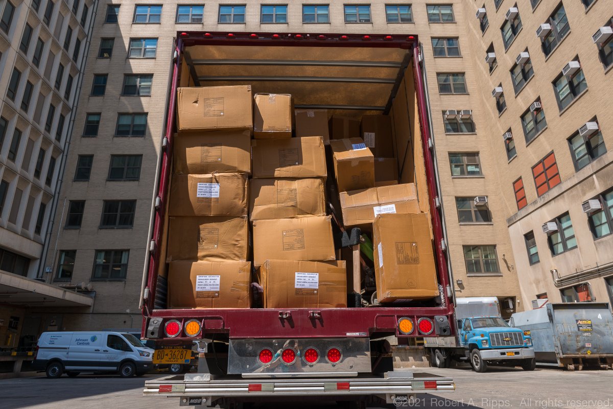 CutRedTape4Hero's tweet photo. Thank you to @Teamsters817 for helping us by bringing a donation of PPE to two Brooklyn hospitals, @sunydownstate and Woodhull Hospital. The two hospitals will receive a total of 160,000 isolation gowns and 120,000 3-ply masks! (Credit: Robert Ripps) https://t.co/px0ILqUUjf