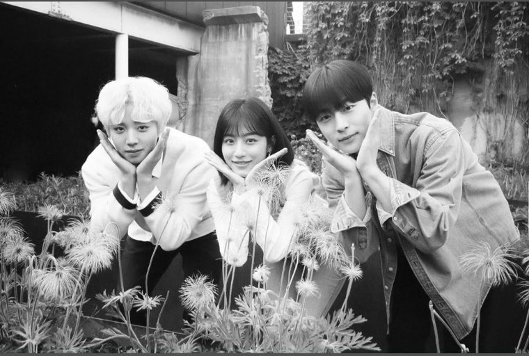 MacNmayOH's tweet photo. #ParkJihoon has posted this photo on his IG acc, and lemme tell u I am excited for his new drama #AtaDistanceSpringisGreen https://t.co/9UqJiyCOJG