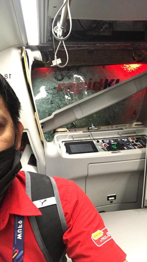 Khadijahfadzli's tweet photo. Katanya kat lrt kelana jaya bertembung 😰😰 https://t.co/Oo1IxR2T0T