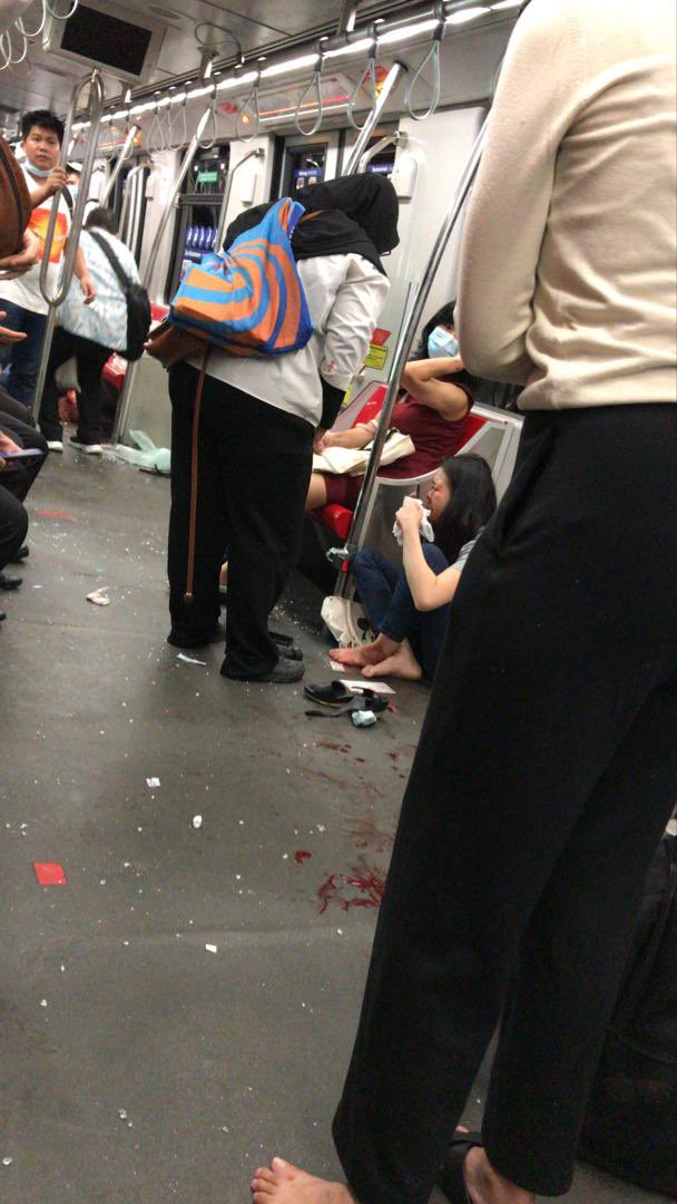 Khadijahfadzli's tweet photo. Katanya kat lrt kelana jaya bertembung 😰😰 https://t.co/Oo1IxR2T0T