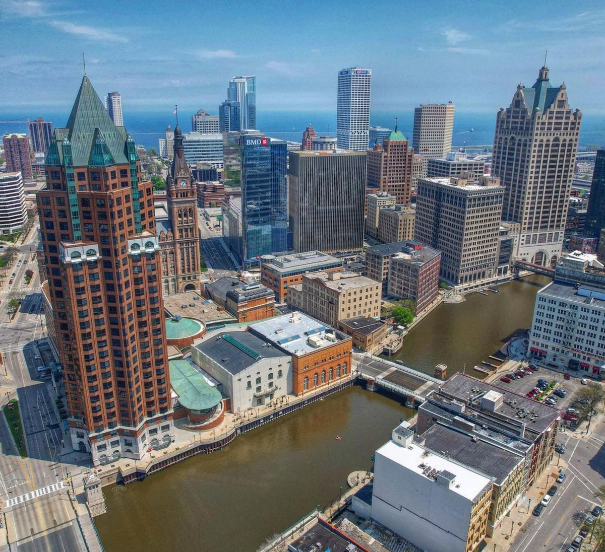 Good morning and happy Monday MKE 💛☀️

📸: @exploringwithmau