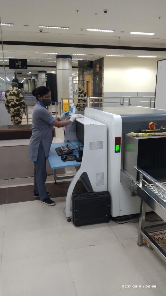 aaiasrairport's tweet photo. At @SGRDJI Airport, our housekeeping team is dedicatedly sanitizing all the prominent touch points on daily basis to ensure safe environment for its patron.
#Sanitization #SocialDistancing #ProperMask #FlySafe #FlyHigh
@MoCA_GoI @AAI_Official @aaiRedNR https://t.co/EAunZTw1yw