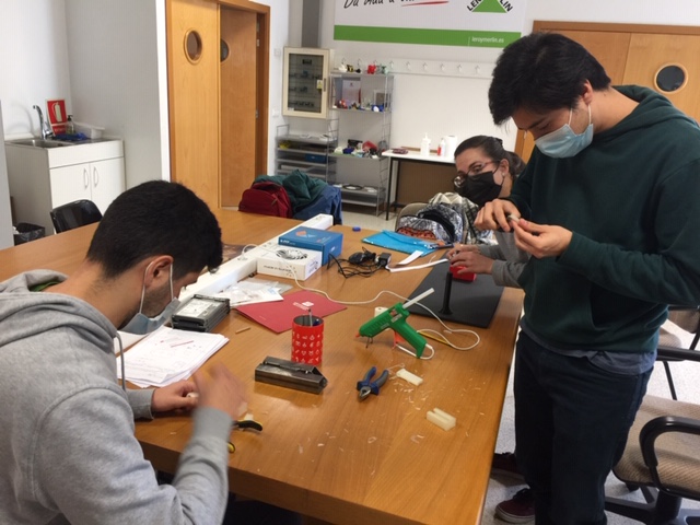 URTecFab's tweet photo. 📢Este viernes 28-05 de 12H-14H en la ETSII, los estudiantes de Tecnología de Fabricación @unirioja presentan sus productos para ayudar a personas en situación de dependencia. Productos destinados a @aspacerioja  #FHCALAHORRA @InfoSeebv. Gracias a @area_urmaker #InnovaDocenteUR https://t.co/XgUgh93Ggu