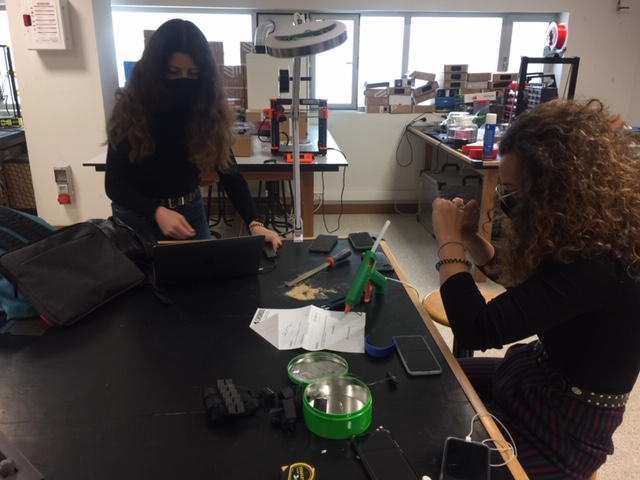 URTecFab's tweet photo. 📢Este viernes 28-05 de 12H-14H en la ETSII, los estudiantes de Tecnología de Fabricación @unirioja presentan sus productos para ayudar a personas en situación de dependencia. Productos destinados a @aspacerioja  #FHCALAHORRA @InfoSeebv. Gracias a @area_urmaker #InnovaDocenteUR https://t.co/XgUgh93Ggu
