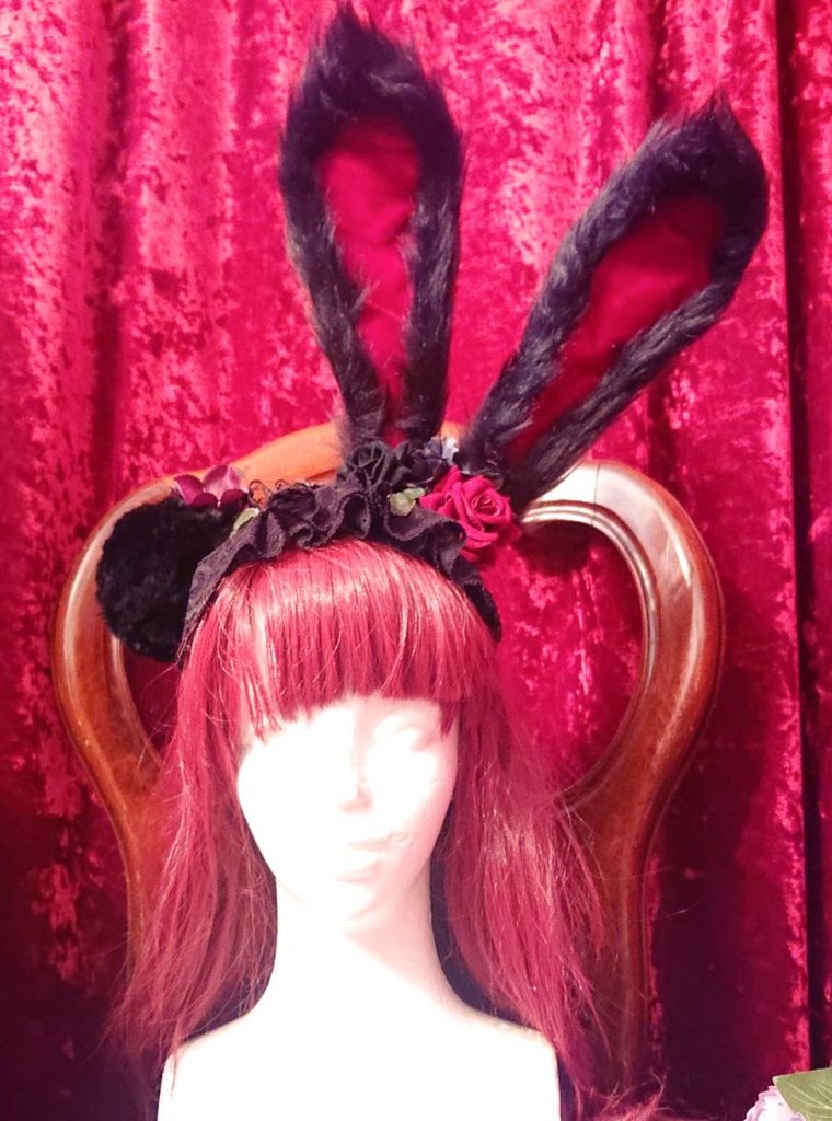 asataminon_5956's tweet photo. ゴシックホリック

珍しくロップイヤーじゃないウサミミです🐇

カチューシャタイプ　ポンポン尻尾も付いてます🐾

デザフェスに連れていきます🐇

#デザフェス53 
#ゴシックホリック https://t.co/HF6dNP26XN