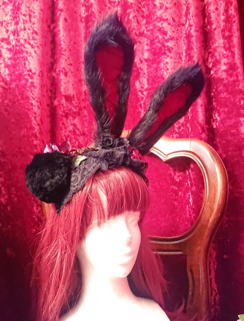 asataminon_5956's tweet photo. ゴシックホリック

珍しくロップイヤーじゃないウサミミです🐇

カチューシャタイプ　ポンポン尻尾も付いてます🐾

デザフェスに連れていきます🐇

#デザフェス53 
#ゴシックホリック https://t.co/HF6dNP26XN
