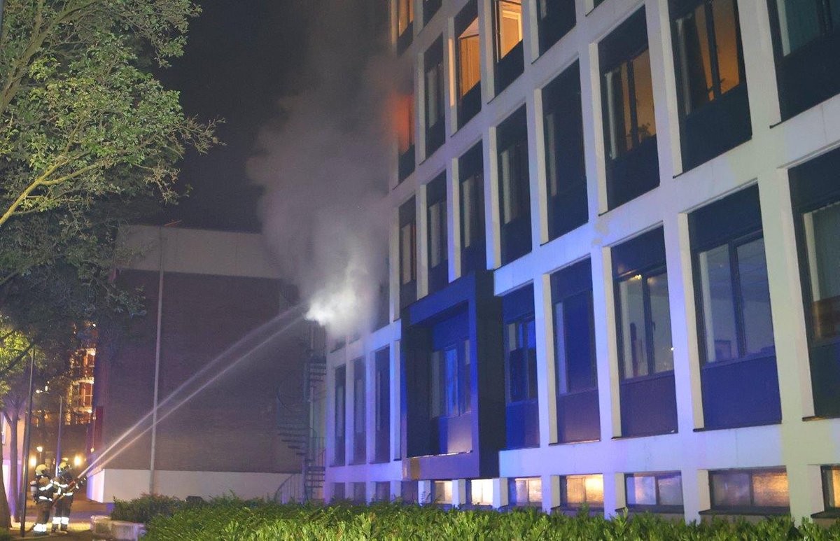 24 woningen tijdelijk onbewoonbaar door grote brand in flat Den Bosch ..