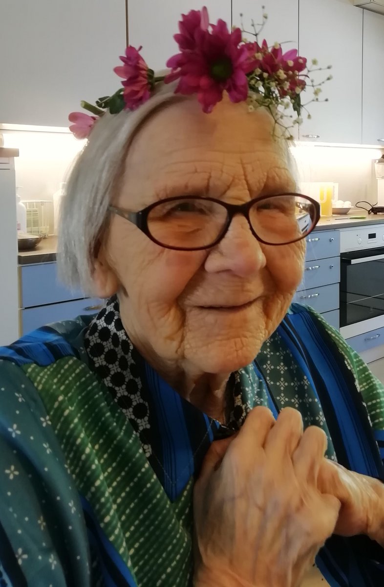 JyllinK's tweet photo. Pikku-Jussin naiset pukeutuivat ihastuttaviin kukkaseppeleisiin Lyylin pÀivÀnÀ, aurinkoisena sunnuntaina 23.5.21.
#jyllinkodit #hyvÀelÀmÀ #sydÀnsykkiivanhustyölle #ikaalinen https://t.co/mgFouo1dLa