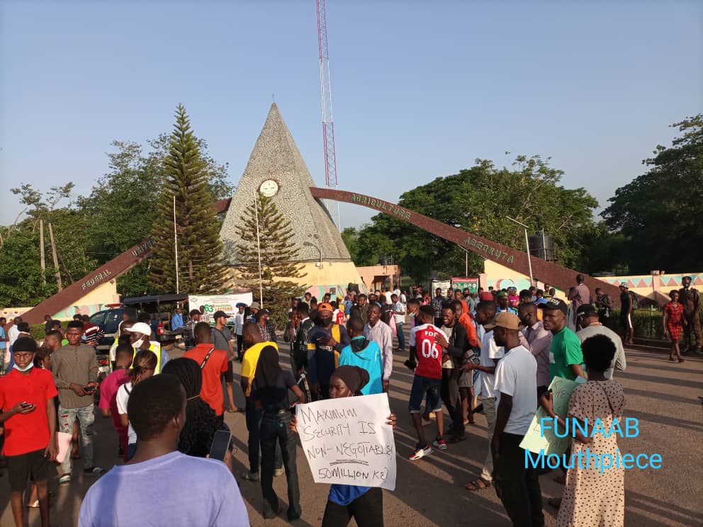 the_vibe_tv's tweet photo. #freeourstudent
#freenathanielolayinka
#freefunaabite
They're demanding 50m naira ransome. Like wtf?? https://t.co/CLkpeqauvH