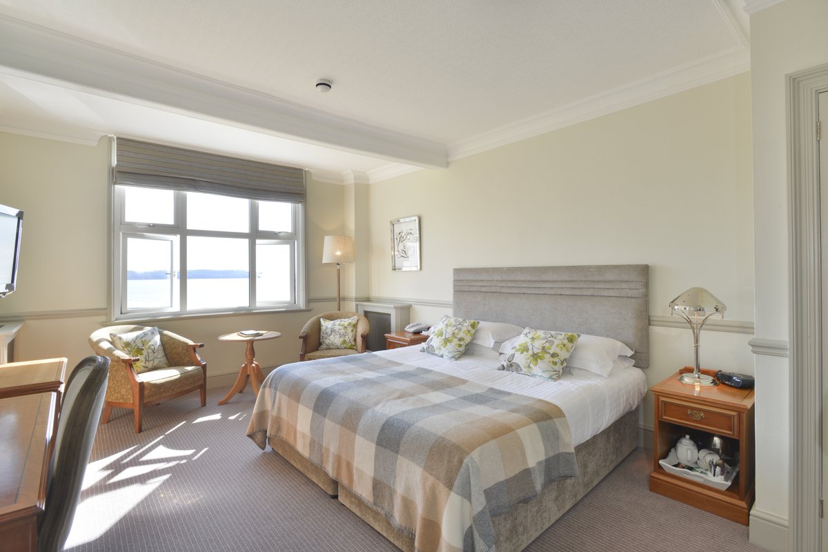 We have one night stays available this coming Friday and Sunday in a deluxe sea view room, can we tempt you to a night away by the coast?  #CondeNast #BritainsFinest #Devon 
watersmeethotel.co.uk