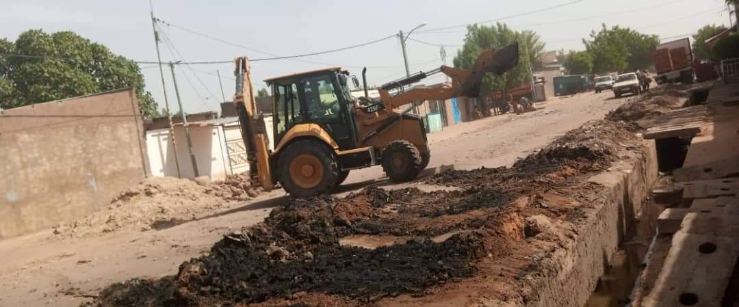 itselvis_'s tweet photo. Comme promis, les services techniquesde la marie sur instruction du Maire de la ville Ali Haroun sont en place pour accompagner les travaux déjà commencé par les jeunes de Chagoua. 

Nous pouvons rendre notre ville saine si nous le voulons vraiment. La lutte continue https://t.co/5aDXU3cvf1